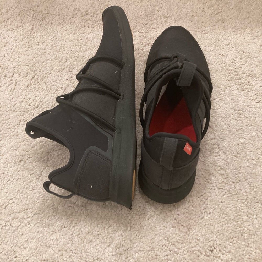 Skye “Rbutus” Sneakers - Picture 6 of 6